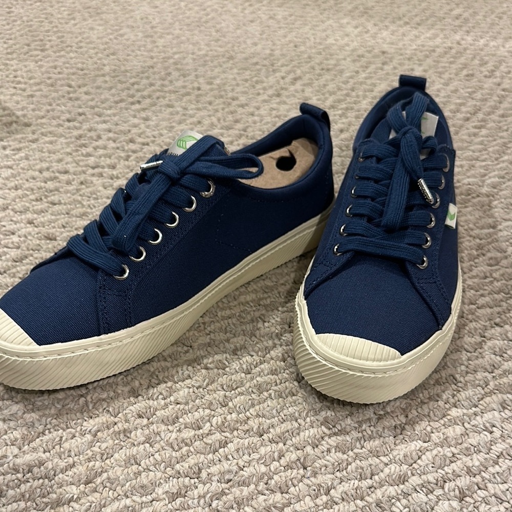 Cariuma Unisex Blue Shoes